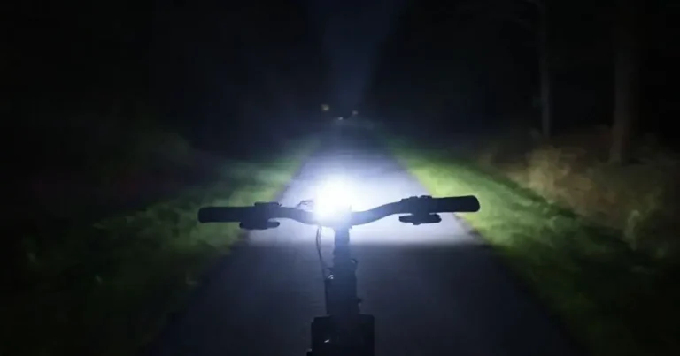 Como escolher o melhor farol para pedalar à noite